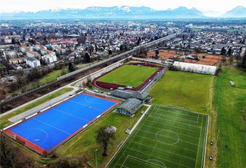 Beim Bau des Sportgeländes an der Pürstlingstraße vor 25 Jahren ging dem Sportverein DJK Rosenheim kurzzeitig finanziell die Luft aus. Willi März half mit einer großzügigen Spende. Foto Ziegler