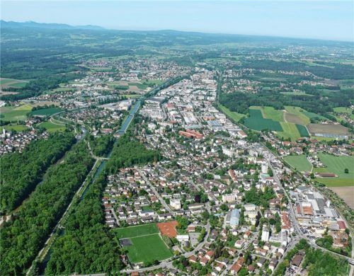 Wirtschaftsstandort Rosenheim von oben: Exporte aus dem Landkreis legten zu, aus der Stadt Rosenheim gab es 2018 etwas weniger Ausfuhren. Foto schellmoser