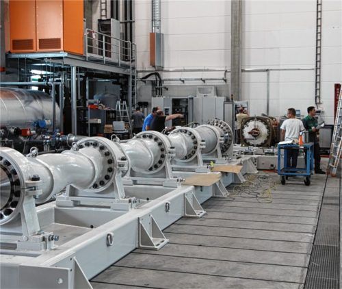 Blick in die Produktion bei Netzsch: Waldkraiburg bleibt wichtiger Standort, könnte laut Geschäftsführung aber „perspektivisch etwas kleiner“ werden.Fotos re