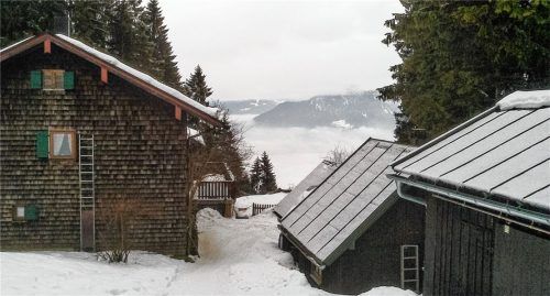 Blick zwischen Breitenberghaus und Funktionsgebäuden hindurch aufs neblige Inntal. Der älteste Teil des Hauses stammt aus dem Jahr 1928, die Erweiterungen aus den Jahren 1950 und 2001. Foto  Stephan (1)