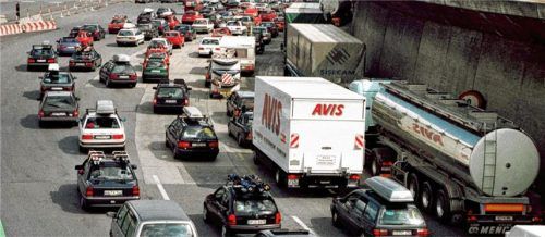 Blockabfertigungen in Tirol sorgen für lange Rückstaus in der Region – sie soll es laut den Teilnehmern des „Brenner-Gipfels“ künftig weiter geben. Foto dpa
