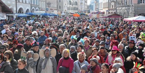 Buntes Treiben auf dem Max-Josefs-Platz: Die Narren besetzten am gestrigen Faschingsdienstag die Rosenheimer Innenstadt. Fotos Schlecker