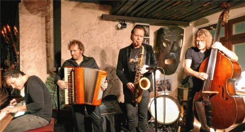 Chris Gall kriecht förmlich ins Klavier, dazu spielen Andreas Hinterseher (Akkordeon), Mulo Francel (Saxofon) und D.D. Lowka (Bass). Foto  Janka