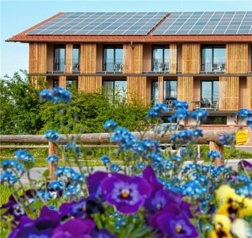 Das Hotel zur Post liegt verkehrsgünstig in der Nähe des Autobahndreiecks München-Salzburg-Innsbruck und trotzdem ruhig inmitten der Chiemsee-Alpenland-Region.