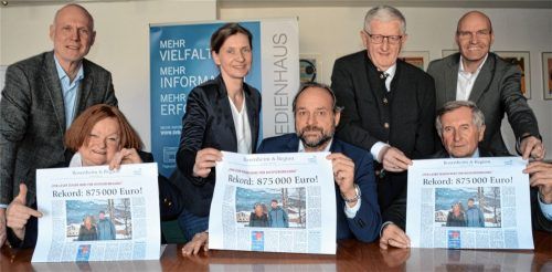 Das ist eine überwältigende Summe. Hospizvertreter aus der Region präsentieren mit OVB-Verleger Oliver Döser (Mitte) und Redaktionsleiter Willi Börsch (links) bei der Spendenübergabe das Ergebnis der Weihnachtsaktion. Auf dem Bild von links: Reinhilde Spies (Rosenheim), Sabine Brandner, Thomas Kitzeder (beide Mühldorf), Alois Glück (Traunstein) und Stefan Scheck (Prien). Foto simeth