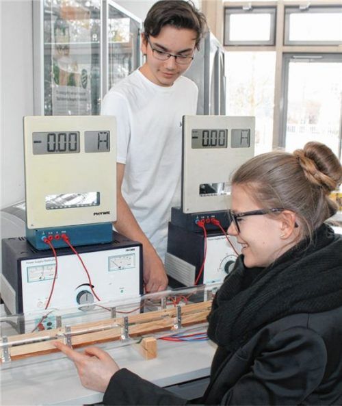 Das Team der Realschule Traunstein untersuchte in einem Vakuumkanal und auf einer Magnetschwebebahn, wie man im Zugverkehr Energie sparen kann.Fotos Heinz