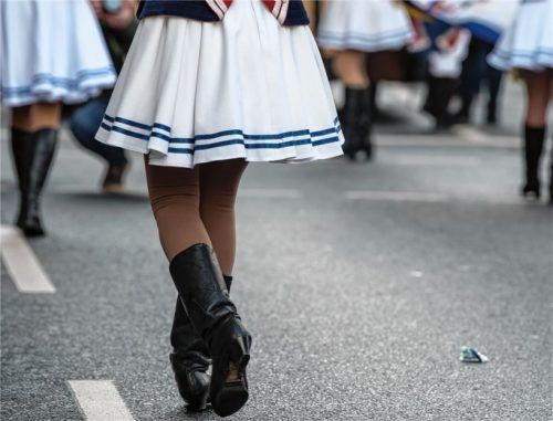 Dem Fasching den Rücken gekehrt: Gardemädchen bei einem ihrer letzten Auftritte in der diesjährigen Saison. Foto dpa