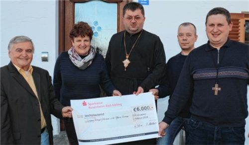 Den Spendenscheck über 6000 Euro übergaben (von links) Fritz Tischner und Katharina Schmid an die drei Vertreter des Priesterseminars Volodymyr Firman, Stephan Michaylowckiy und Vasyl Shafran. Foto reh