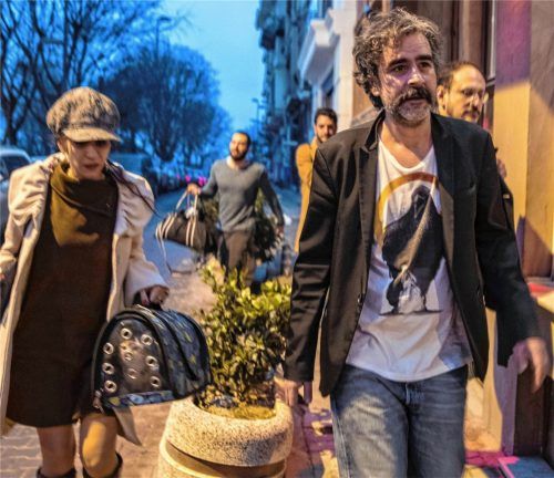 Deniz Yücel und seine Frau Dilek nach Yücels Freilassung aus der Haft. Ein Jahr lang saß der „Welt“-Korrespondent in einem türkischen Gefängnis. dpa