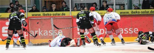 Der 1:1-Ausgleich für die Starbulls durch Yannick Wenzel (rechts am Boden), der die Scheibe im Fallen im Peitinger Tor unterbrachte. Foto  Ziegler