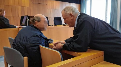 Der 52-jährige Beschuldigte, hier mit Verteidiger Dr. Andreas Michel aus Rosenheim, soll in Großkarolinenfeld mit einem Stemmeisen auf eine Polizistin losgegangen sein. Ein Kollege der Frau gab einen Schuss ab, der den Angreifer schwer verletzte. Foto Kretzmer