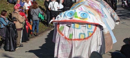 Der Donhauser Gaudiwurm bietet eine Menge Stoff für Spaß und witzige Pointen. Entlang der Strecke unterhalten Kommentatoren die Zuschauer.