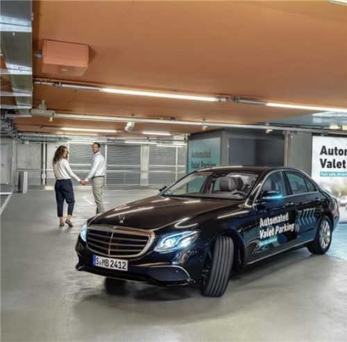 Der Fahrer muss das Fahrmanöver beim Automated Valet Parking nicht mehr überwachen. Foto  Daimler
