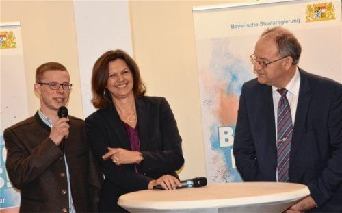 „Der junge Mann kommt wie ich aus der Gemeinde Feldkirchen-Westerham“, lacht Ilse Aigner – hier neben Rosenheims Landrat Wolfgang Berthaler – mit Blick auf den angehenden Landwirt und Schüler der Staatlichen Berufsschule I, Martin Weber. Foto birkhof