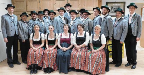 Der neu gewählte Vereinsausschuss des Trachtenvereins „Immergrün“.