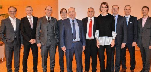 Der neue Vorstand des City-Managements mit dem wiedergewählten Vorsitzenden Adlmaier (Dritter von rechts), City-Managerin Obermoser und den ausgeschiedenen Vorstandsvertretern Dinglreiter und Ehinger (von links).