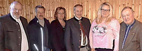 Der neue Vorstand und seine Ehrengäste (von links) Florian Weber, Parteichef, Josef Hofmann, Kassier, Tanja Kerer, Zweite Vorsitzende, Christian Fahrenschon, Erster Vorsitzender, Sabrina Kerer, Schriftführerin, und Wast Obermüller, Kassenprüfer.Foto re