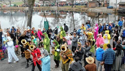Der Pruttinger Faschingszug führt zweimal um den Dorfweiher.