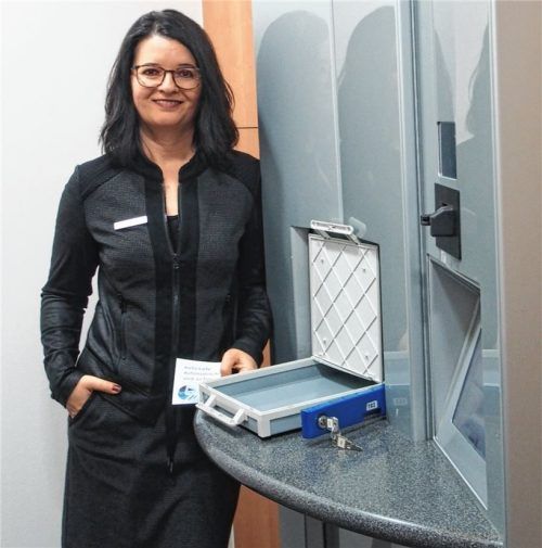 Der Safe ist safe: Service-Mitarbeiterin Martina Demmerich vor dem Automaten, der die Schließfächer in der Waldkraiburger Geschäftsstelle der VR meine Raiffeisenbank Altötting-Mühldorf ausgibt. Foto kob