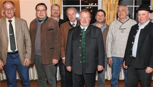 Der Vorstand des Hagelforschungsvereins: Landrat Wolfgang Berthaler, Bürgermeistersprecher August Voit, Kreisobmann Josef Bodmaier vom Bayerischen Bauernverband, Hans Stöttner, stellvertretender Landrat Josef Huber, Johann Bauer, Thomas Paukert und Johann Hacklinger, Kreisobmann des Bauernverbandes im Kreis Miesbach. Professor Peter Zentgraf fehlt.Foto re