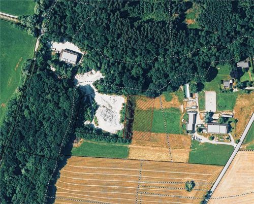 Deutlich sichtbar ist die Lage des Kiesabbaus im Außenbereich in der Innleiten: Die rot schraffierte Fläche kennzeichnet die geplante Erweiterung. Geobasisdaten © Bayerische Vermessungsverwaltung 2018