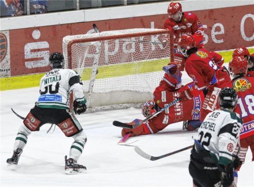 Die 2:1-Führung für die Starbulls Rosenheim durch Angreifer Chase Witala (links).