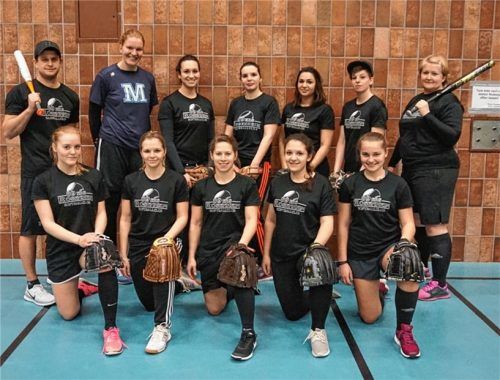 Die 89er-Baseballmannschaft Rosenheim hat neben der Damenmannschaft (Bild links) auch eine Herren- sowie zwei Nachwuchsmannschaften.