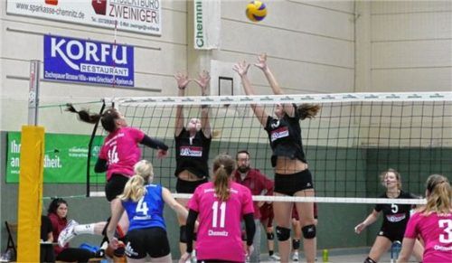 Die Abwehrarbeit der Eiselfinger Volleyballdamen (schwarze Trikots) wird heute ein Schlüssel zum Erfolg sein.