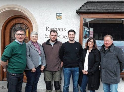 Die drei Bürgermeister mit den drei Neuen (von links): Georg Huber, Annemarie Braun und Christoph Heibler (rechts) begrüßen Rupert Aicher, Nico Altmann und Monika Schimanski im Team der Gemeindeverwaltung.Foto re