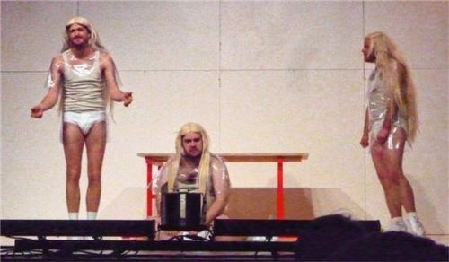 Die drei Schauspieler in schriller Kostümierung. Foto  Füchtner