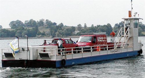 Die „Frauenwörth II“ bringt Lasten vom Festland in Gstadt zur Fraueninsel. Foto  re