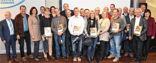 Die Geehrten aus dem Kreis Inn/Salzach mit Staatsministerin Ilse Aigner (Dritter von links), der neuen Inn/Salzach-Kreisvorsitzenden Carmen Jutta Gardill (rechts), dem ehemaligen Kreisvorsitzenden Bernd Schulz (Zweiter von links) und BFV-Vizepräsident Robert Schraudner (Zweiter von rechts).
