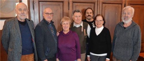 Die Gewinner mit dem Seniorenbeauftragten Dr. Berthold Suldinger (links) und Organisator Sepp Warmedinger (rechts): Kurt Mittermaier, Lisa Kurzeja, Franz Gritl, Peter Sedlbauer und Edeltraud Weilnhammer.Foto Sedlbauer