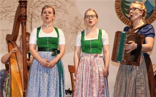 Die Huber-Dirndl aus Siegharting beim Auftritt: Ein Genuss für alle Sinne.Fotos Rehberg