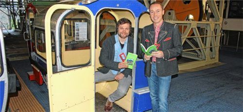 Die letzten Absprachen sind getroffen: Der Marketingleiter der Kampenwandseilbahn, Benjamin Müller (links), und Aschaus Tourismuschef Herbert Reiter hoffen darauf, dass der Bergbrunch zu einem Renner bei den Gästen wird.Foto re