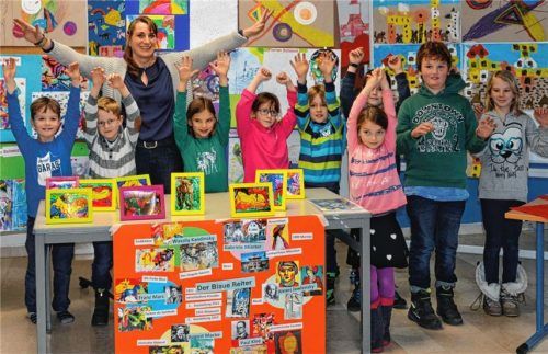 Die Panger Grundschüler sind jetzt Kunstexperten beim Thema „Der Blaue Reiter“. Ihre eigenen Kunstwerke präsentierten sie in einer kleinen Vernissage an ihrer Schule mit Kursleiterin Kristin Winkelbach.Foto re