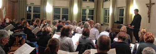 Die Probenarbeiten laufen bereits auf Hochtouren: Chorleiter Johannes Eppelein (rechts am Pult) und der Chor der Erlöserkirche samt spontaner Verstärkung. Foto re