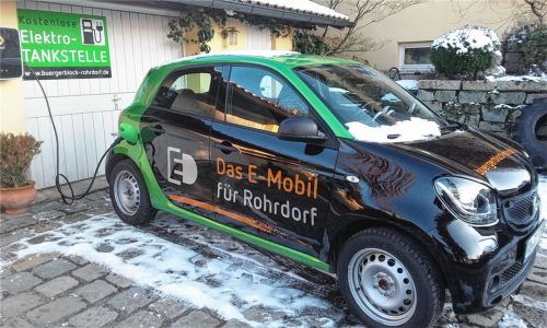 Die Rohrdorfer haben aufgerüstet: Ab sofort steht allen Interessenten mit gültigem Führerschein das E-Mobil Smart forfour des Bürgerblocks Rohrdorf zur Verfügung. Es kann kostenfrei ausgeliehen und getestet werden.Foto re