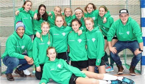 Die Rosenheimer Hockey-Mädchen der U14 mit ihren beiden Trainern Mike Christoph und Jonas Löwe.