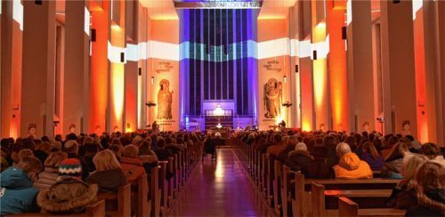 Die schlichte Architektur der Rosenheimer Christkönigkirche bot den Rahmen für die Lichtspiele von Kurt Laurenz Theinert. Foto schlecker