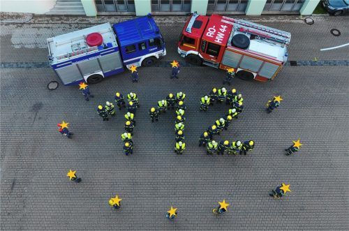Die Schlussszene des Videos: 48 Mann bilden im Hof der Rosenheimer Hauptfeuerwache eine riesige „112“, umgeben von zwölf Europa-Sternen. Foto re