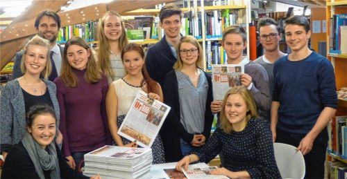 Die Schüler des Projektseminars Griechisch und Lehrer Stefan Rütz (hinten links) mit ihrem Produkt: Die Zeitung „Ur-Bild“. Foto re