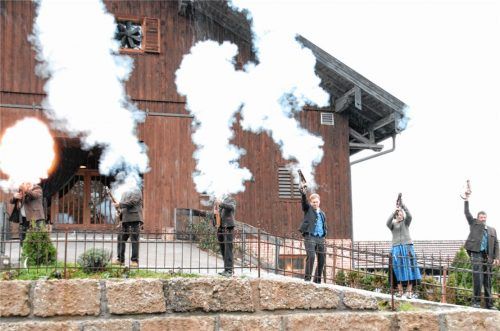 Die Söllhubener Böllerschützen in Aktion.