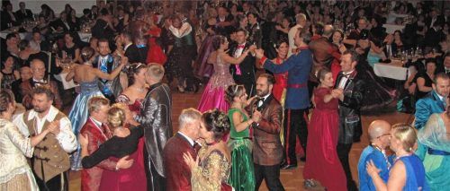 Die Tollitäten aus den Jahren 1995 bis 2018 boten ein buntes Bild beim gemeinsamen Walzer. Fotos  Hecht