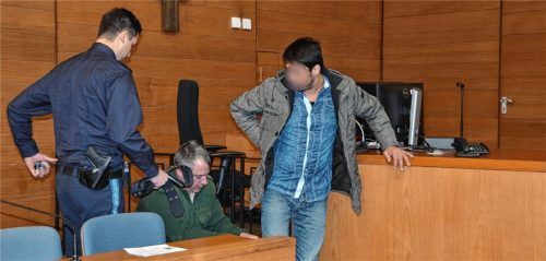 Die Vorführbeamten nehmen dem Angeklagten im Gerichtssaal die Fußfesseln ab. Foto Kretzmer-Diepold