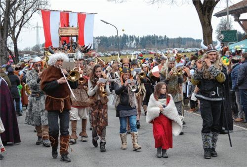 Die Wikinger fallen ein: Die Musikanten sowie der Prinzenwagen im Hintergrund führten den Zug durch Prutting an. Foto Niessen