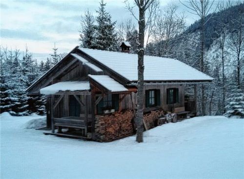 Die „Winterstube“ im Jenbachtal bei Bad Feilnbach bietet Schutz und Wärme.Foto  Höfer