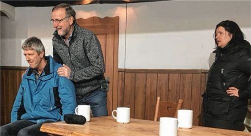 Die Wirtsleute Sepp (Rupert Furtner, links) und Lies (Maria Hirthe), hier mit Hans Moosbräu (Hans Schmid), streiten häufig wegen der Wirtshausrenovierung. Als es besonders heftig wird, schaltet sich der Geist der Urgroßmutter ein. Foto Niessen