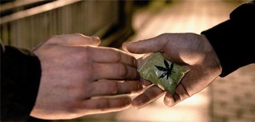 Durch seinen Drogenhandel habe er massiv Dritte gefährdet, urteilte die Richterin vor dem Jugendschöffengericht Rosenheim und verurteilte einen 21-jährigen Drogendealer zu einer Freiheitsstrafe auf Bewährung. Foto dpa