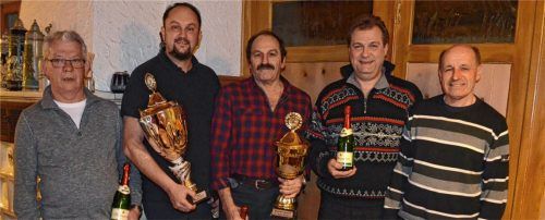 Ehrung der aktiven Schützen (von links): Georg Huber, Thomas Eglseder, Peter Sedlbauer und Günther Weiß durch Vorstand Josef Sedlbauer.Foto sel
